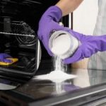 Pamirškite grandiklius: išradingas būdas akimirksniu pašalinti riebalus nuo orkaitės stiklo Pamirškite grandiklius: išradingas būdas akimirksniu pašalinti riebalus nuo orkaitės stiklo