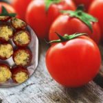 Vietoj įdarytų kopūstų ir paprikų: įdarytų pomidorų su švelniu įdaru